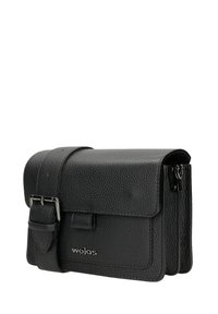 Schwarze Leder-Schultertasche mit strukturiertem Finish, ausgestattet mit einem Frontdeckel, silbernen Beschlägen und einem verstellbaren Tragegurt. Wojas-Branding sichtbar.