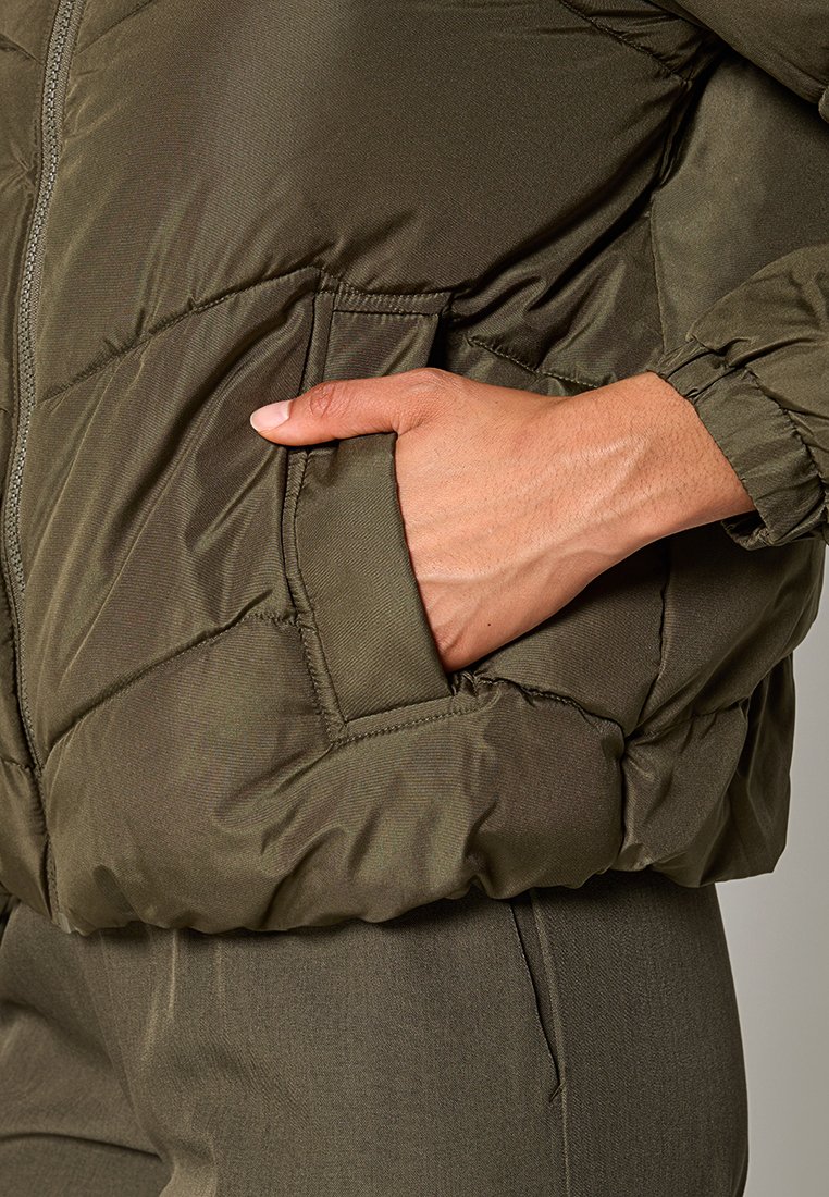 Olivengrüne Puffjacke mit Reißverschluss, elastischen Bündchen und seitlichen Taschen in gestepptem Design.