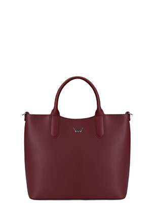 Bordeauxroter Lederhandtasche mit kurzen Griffen, minimalistischem Design, glatter Textur und Logodetail auf der Vorderseite. Maße ungefähr 30 cm Breite.