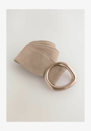 Bež semiš pas z širokim trakom, ki ima šive za detajle, in veliko, zaobljeno kovinsko zaponko v nežni zlati barvi.