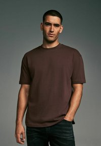 Next HEAVYWEIGHT - REGULAR FIT - Basic póló - chocolate brown