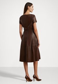 Lauren Ralph Lauren Petite LAMBSKIN FIT AND FLARE DRESS - Denné šaty - dark mahogany