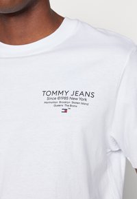 Tommy Jeans SLIM ESSENTIAL GRAPHIC TEE - Apdrukāts T-krekls - white