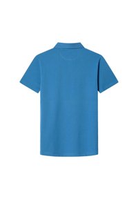 Blå kortärmad polo skjorta, enhetlig färg, bomullsmaterial, klassisk krage, minimal design, slät textur, bakvy visas.