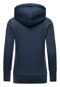 Felpa blu navy con cappuccio regolabile, maniche lunghe, polsini a coste e una piccola etichetta con logo vicino all'orlo. Materiale in morbido misto cotone.