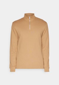 Pullover lungo a maniche, di colore marrone chiaro, con collo alto zip e texture a coste, e polsini aderenti. Realizzato in un tessuto morbido e texturizzato.
