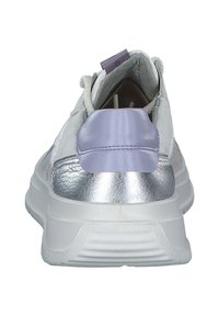 Weißer Sneaker mit einem Obermaterial aus glattem Leder, silberner metallic Akzent an der Ferse und lila Fersenschlaufe; gepolsterte Sohle mit strukturiertem Profil.