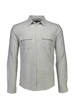 Camisa de manga larga en tejido gris claro con una textura suave. Presenta dos bolsillos en el pecho, cierre de botones y un cuello clásico.