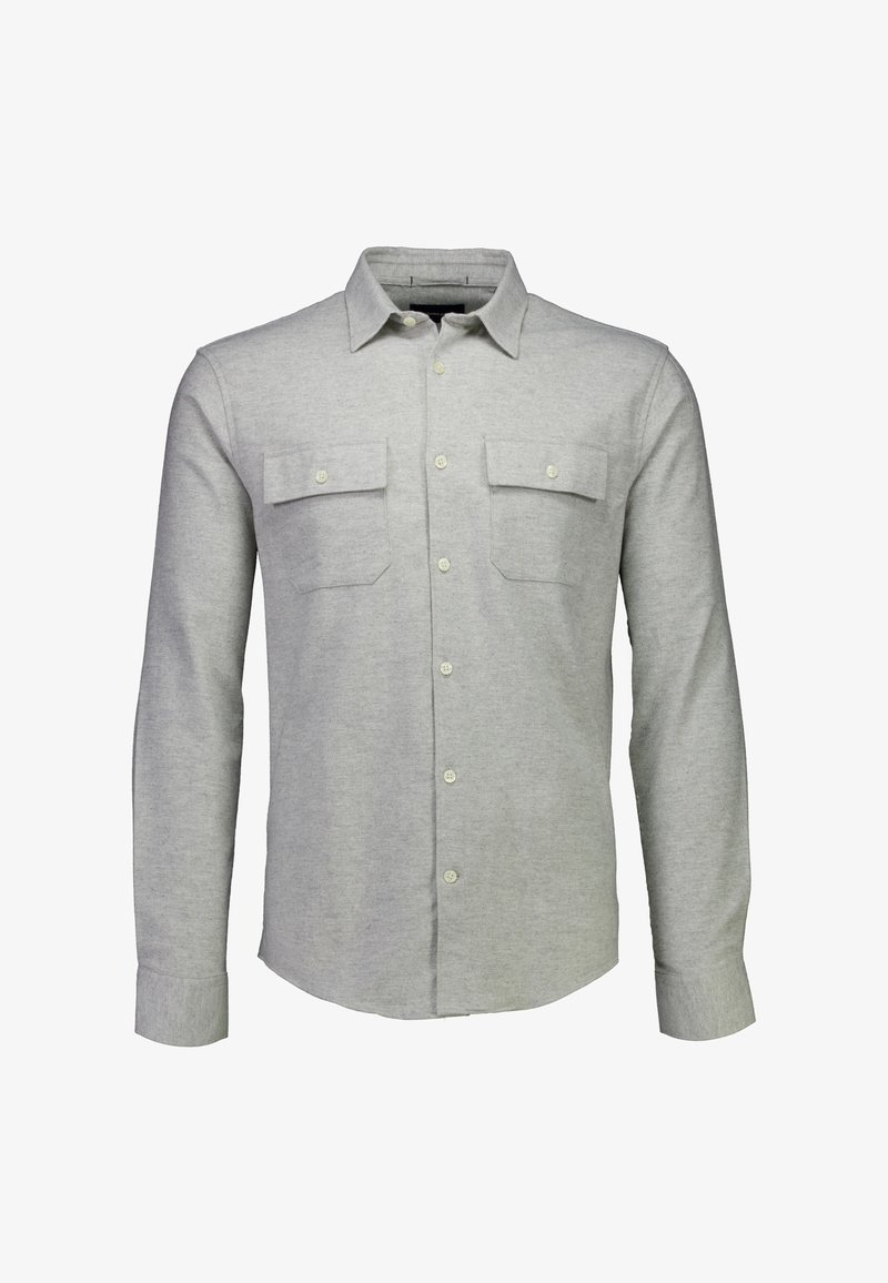 Camicia a maniche lunghe in tessuto grigio chiaro con una texture liscia. Presenta due tasche sul petto, chiusura frontale con bottoni e colletto classico.