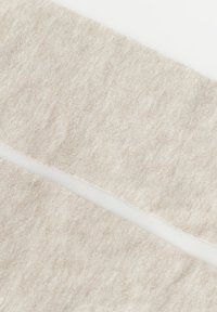 Grå-beige stickad tyg med en texturerad yta, som har en vit kontraststrimma i mitten. Mjuk, lättviktig material.
