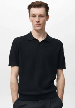 Polo shirt nera in maglia con maniche corte, tessuto testurizzato e colletto classico. Presenta una silhouette aderente e orlo a coste.
