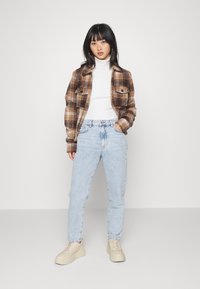 Gina Tricot Petite DAGNY MOM - Calças de ganga de perna direita - sea blue