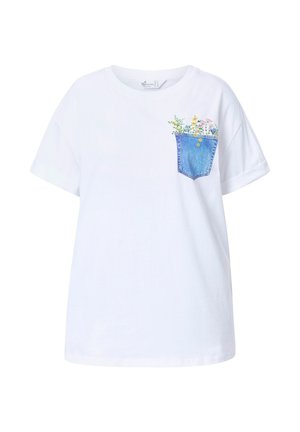 Maglietta bianca in cotone con tasca in denim blu, caratterizzata da fiori ricamati in verde, giallo e rosa sul lato superiore sinistro.