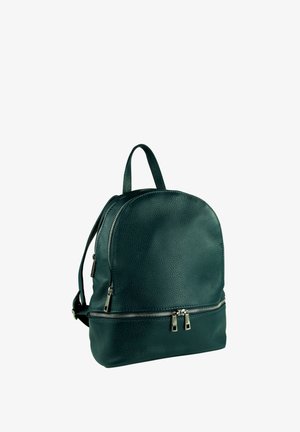 Donkergroene leren rugzak met een gestructureerde afwerking, ronde vorm, dubbele ritssluiting en een handvat aan de bovenkant voor het dragen.