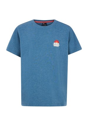 Personne portant un t-shirt bleu avec "PRO TEST SUN SEA SURF" et un graphisme de soleil rouge-orange, associé à un short rouge à motifs.
