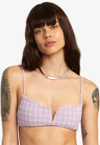 Lila und rosa karierter Bikini-Oberteil mit dünnen verstellbaren Trägern, strukturiertem Stoff und V-Ausschnitt. Silberne Halskette inklusive.