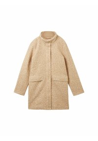 Beige kappa med en texturerad, fluffig yta, hög krage och två framfickor. Har knappstängning och långa ärmar.