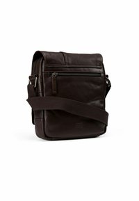 Bolsa mensajera de cuero marrón con cierre de solapa, correa ajustable, bolsillo frontal con cremallera y textura suave. Diseño rectangular compacto.