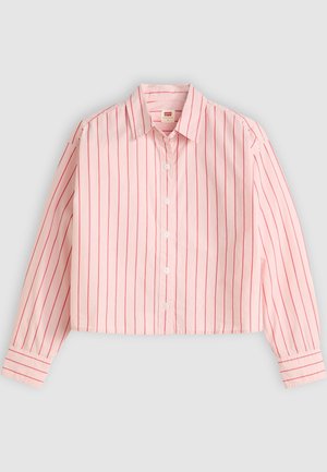 Chemise boutonnée raccourcie en coton rose clair avec des rayures verticales rouges. Elle possède un col et des manches longues avec des poignets boutonnés.