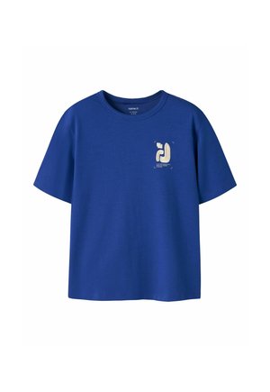 T-shirt bleu à manches courtes avec un petit motif abstrait beige et blanc sur le côté gauche de la poitrine et un col rond.