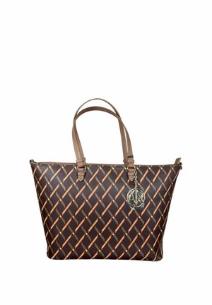 Borsa a tracolla marrone fantasia con manici color cuoio e un ciondolo rotondo in argento attaccato a un manico su sfondo bianco.