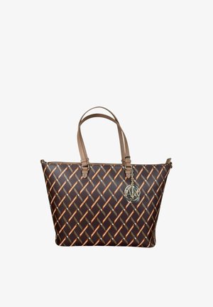 Borsa a tracolla marrone fantasia con manici color cuoio e un ciondolo rotondo in argento attaccato a un manico su sfondo bianco.