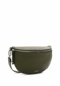 Borsa a tracolla in pelle verde oliva con forma arrotondata, chiusura superiore con zip e tracolla regolabile. Presenta un logo embossato sul davanti.
