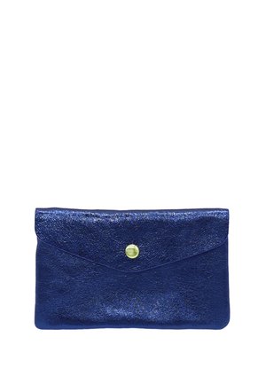 Pochette enveloppe en cuir bleu foncé brillant avec une fermeture à bouton pression de couleur dorée, isolée sur fond blanc.
