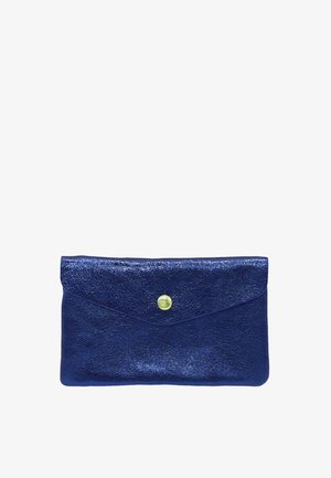 Pochette enveloppe en cuir bleu foncé brillant avec une fermeture à bouton pression de couleur dorée, isolée sur fond blanc.