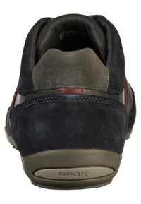 Baskets en daim bleu avec des accents gris, semelle en caoutchouc et marquage Geox. Dotées d'un bout arrondi et d'un col rembourré pour le confort.