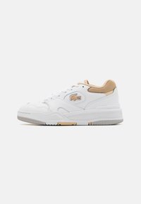 Baskets blanches en cuir et en mesh, avec un col de cheville beige texturé, des lacets blancs et une semelle en caoutchouc avec un accent doré clair.