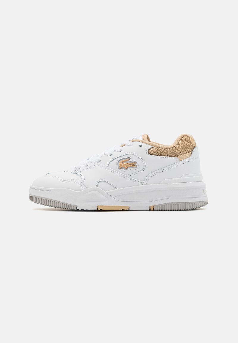 Baskets blanches en cuir et en mesh, avec un col de cheville beige texturé, des lacets blancs et une semelle en caoutchouc avec un accent doré clair.