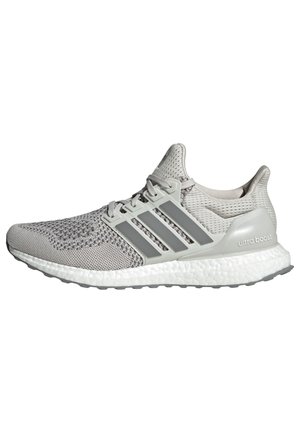Lysegrå Adidas Ultra Boost løbesko med mesh-overdel, tre mørkere grå striber, polstret hvid sål og snørebånd.
