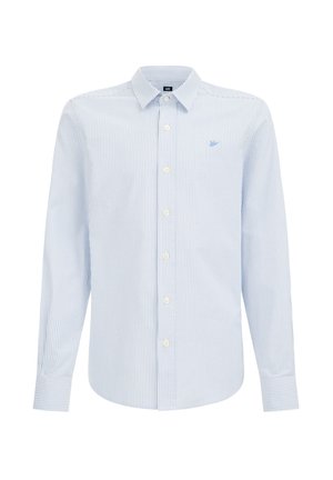 Chemise à rayures verticales bleu clair et blanc à manches longues, boutonnée, avec un petit logo d'oiseau bleu sur la poitrine gauche.