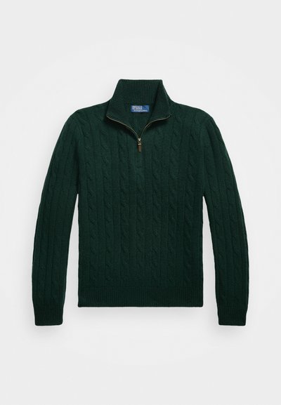 Suéter de punto trenzado verde oscuro con un cuello alto, mangas largas y cierre de cuarto de cremallera. Presenta puños y dobladillo acanalados.