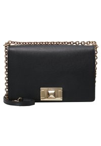Borsa a tracolla in pelle nera con una finitura testurizzata, tracolla in catena color oro e chiusura geometrica sul davanti.