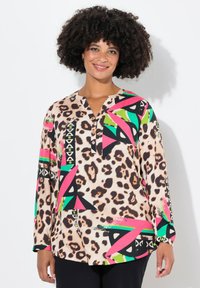 Langærmet skjorte med leopardmønster og dristige pink, grønne og sorte geometriske design; blødt stof; knaplukning ved halsen.