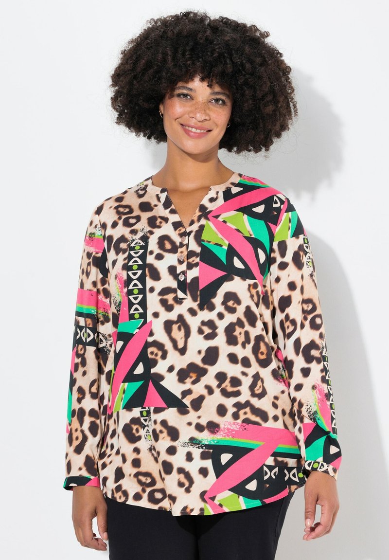 Langærmet skjorte med leopardmønster og dristige pink, grønne og sorte geometriske design; blødt stof; knaplukning ved halsen.