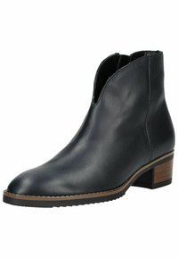 Bota negra de cuero hasta el tobillo con punta afilada, paneles laterales elásticos y un bajo tacón de madera. Textura suave y diseño minimalista.