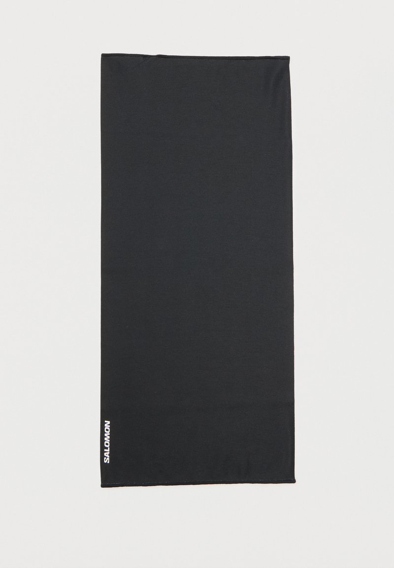 Μαύρος υφασμάτινος λαιμός σε ορθογώνιο σχήμα με λευκό λογότυπο "SALOMON" τυπωμένο κάθετα κοντά σε μία άκρη.