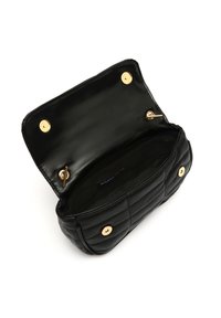 Juodos odos rankinė su siuvinėta rašto, auksiniais užsegimais ir erdviu vidumi, išklotu tamsia medžiaga.