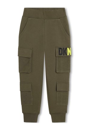 Pantaloni cargo verde oliva con cintura elastica, due tasche laterali e due grandi tasche cargo. Logo "DKN" in nero e giallo neon sulla tasca.