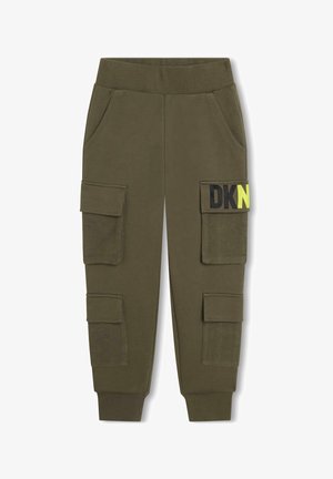 Oliwkowe pantalony cargo z elastycznym paskiem w talii, dwoma kieszeniami bocznymi i dwiema dużymi kieszeniami cargo. Logo "DKN" w czerni i neonowej żółci na kieszeni.