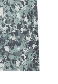 Tela con patrón de camuflaje, que presenta diferentes tonalidades de gris y verde, hecha de un material ligero con una textura suave.