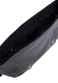 Schwarze Lederhandtasche mit glatter Textur, ausgestattet mit einem Reißverschluss, Metallakzenten und einem gefütterten Innenraum mit Markenmuster.