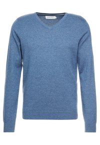Niebieski sweter w serek wykonany z miękkiego dzianiny. Długie rękawy, ściągacze przy mankietach i dolnym wykończeniu, o gładkiej fakturze i lekko dopasowanym kroju.