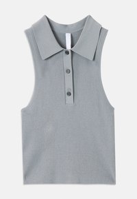 Αμάνικη μπλούζα με γιακά σε ανοιχτό γκρι ριμπ ύφασμα. Διαθέτει εμπρόσθιο κούμπωμα με τρία κουμπιά και υφή με ανάγλυφη επιφάνεια.