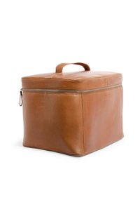 Bolso cuadrado de cuero marrón con superficie texturizada, asa superior y cierre de cremallera lateral, que presenta líneas limpias y un diseño minimalista.
