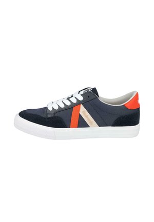 Zapatilla casual de perfil bajo en azul marino con suela blanca, cordones blancos, rayas laterales naranja y beige, y detalle naranja en el talón.