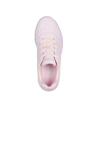 Zapatilla Skechers rosa con un upper texturizado, diseño con cordones y cuello acolchado. Cuenta con un interior transpirable y una suela flexible.